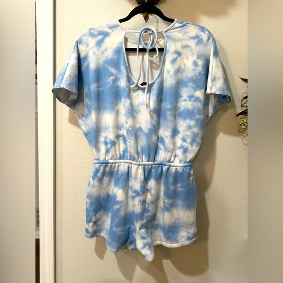 Gianni Bini Sky and White Romper 2 front pockets Tie waist & back closure size S - Picture 4 of 7